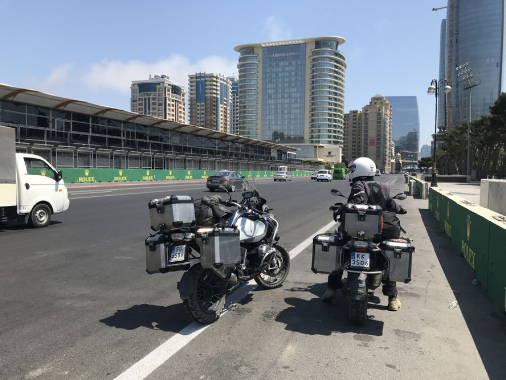 Motocyklowa podróż przez pół świata