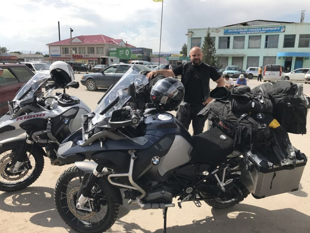 Motocyklowa podróż przez pół świata
