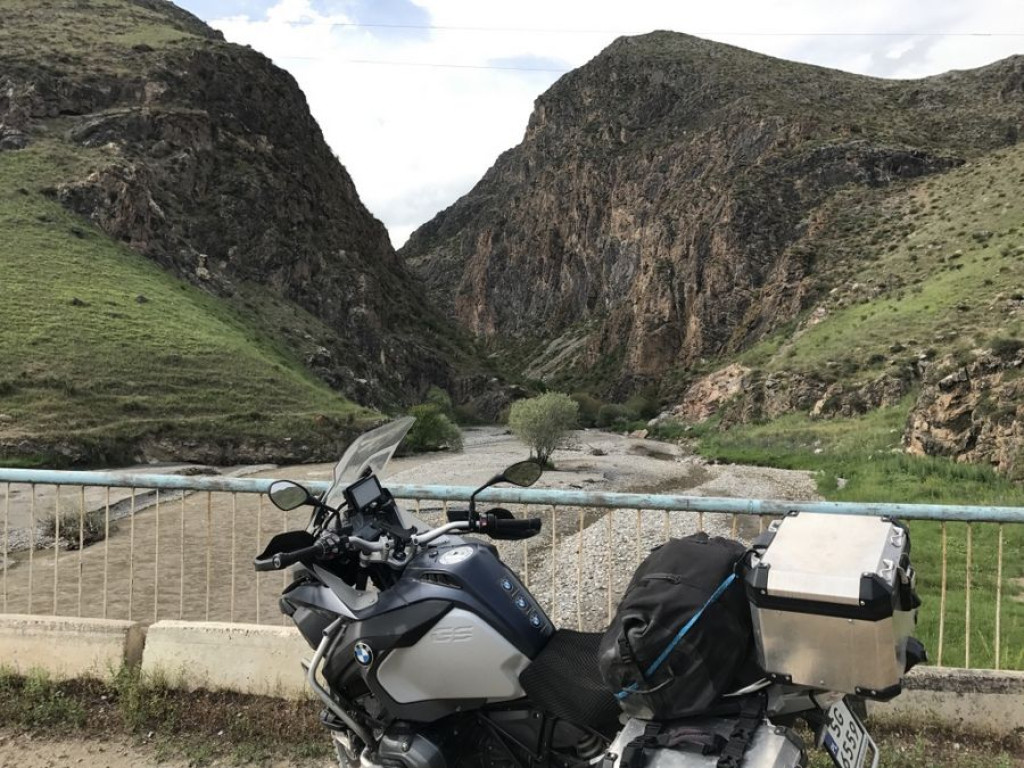 Motocyklowa podróż przez pół świata