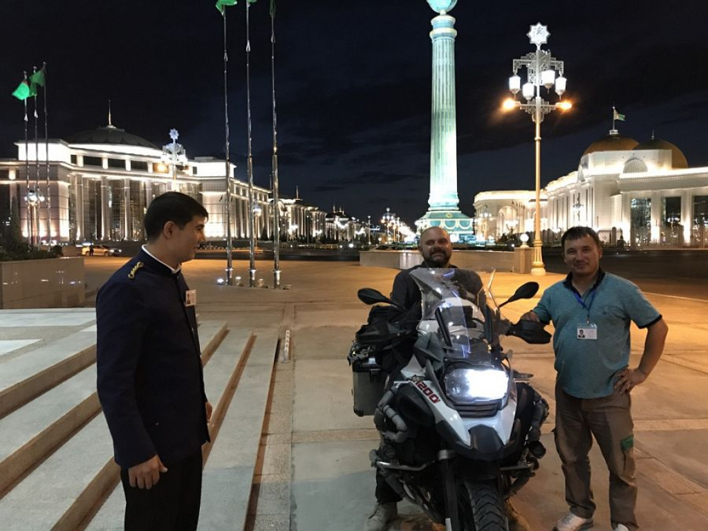 Motocyklowa podróż przez pół świata