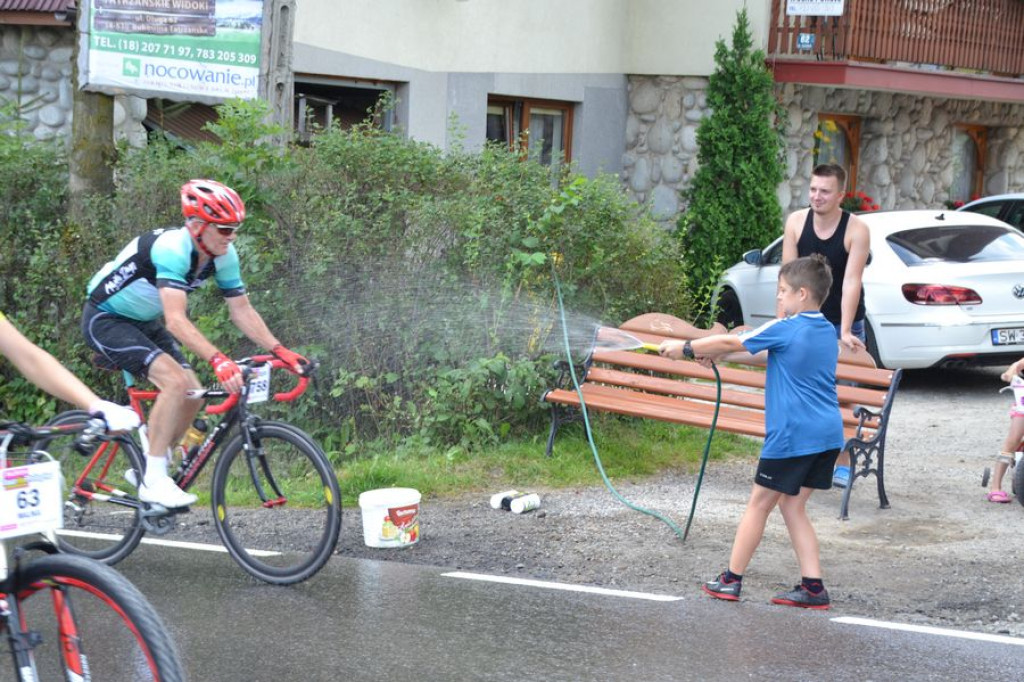 Mieszkańcy pomagają kolarzom przetrwać upał