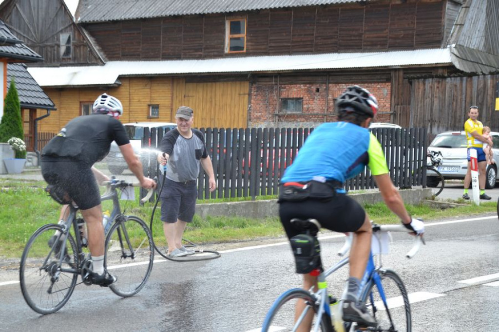 Mieszkańcy pomagają kolarzom przetrwać upał