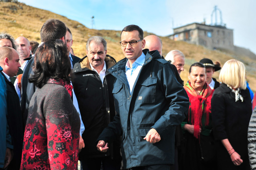 Premier przywozi wyborcze prezenty