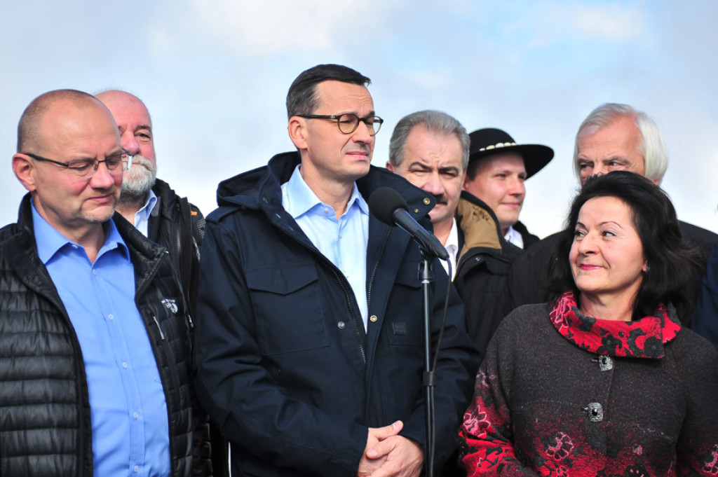 Premier przywozi wyborcze prezenty