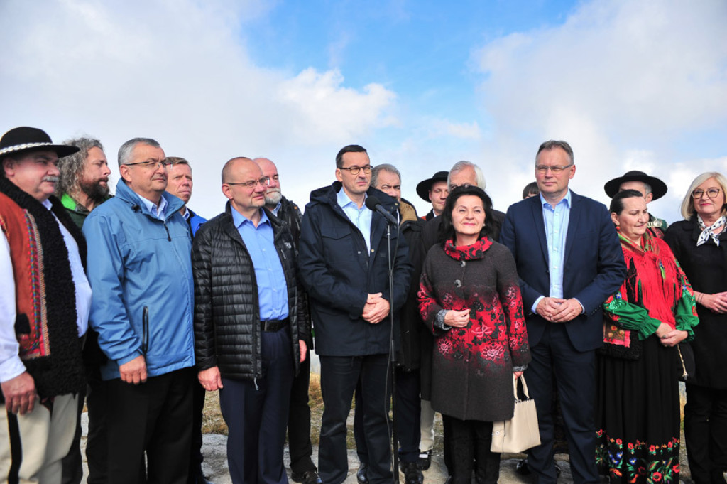 Premier przywozi wyborcze prezenty