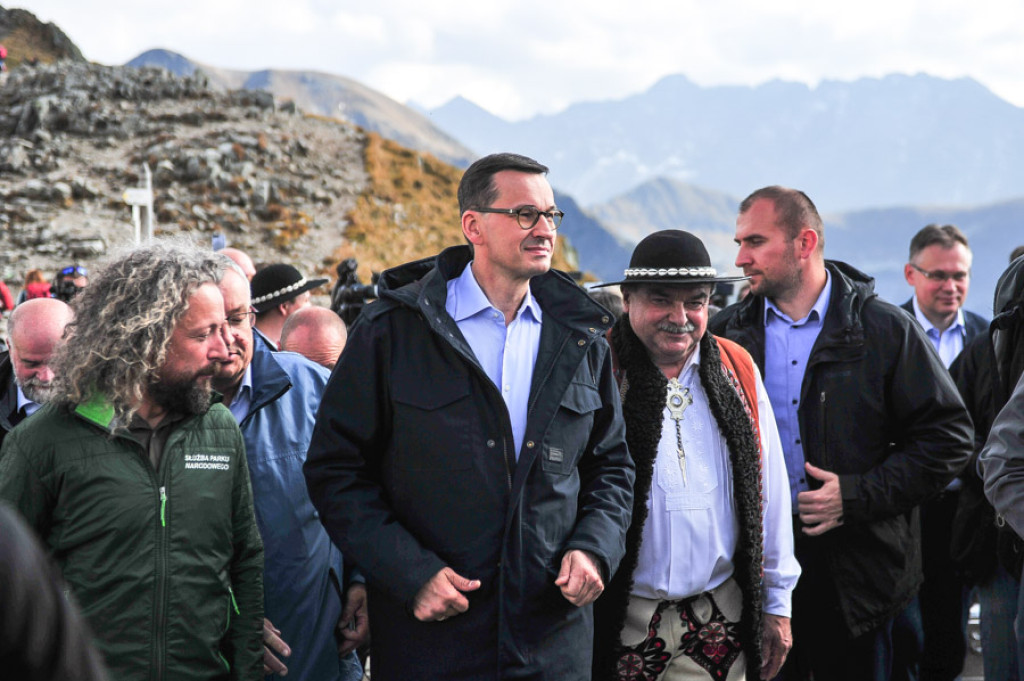 Premier przywozi wyborcze prezenty