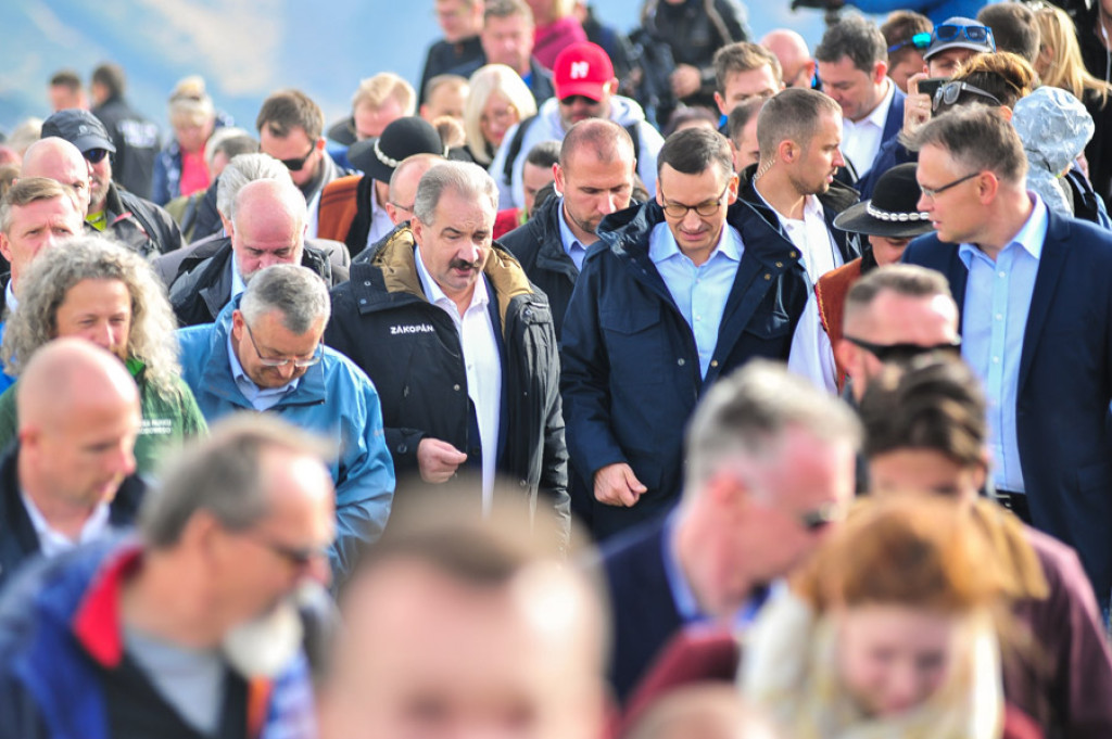 Premier przywozi wyborcze prezenty