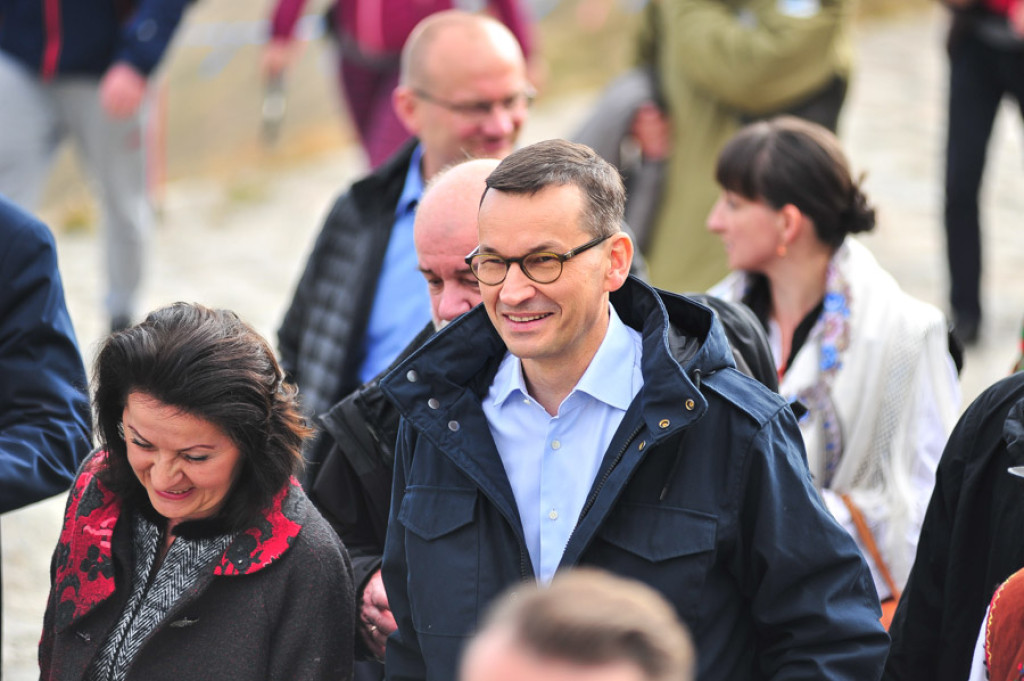 Premier przywozi wyborcze prezenty