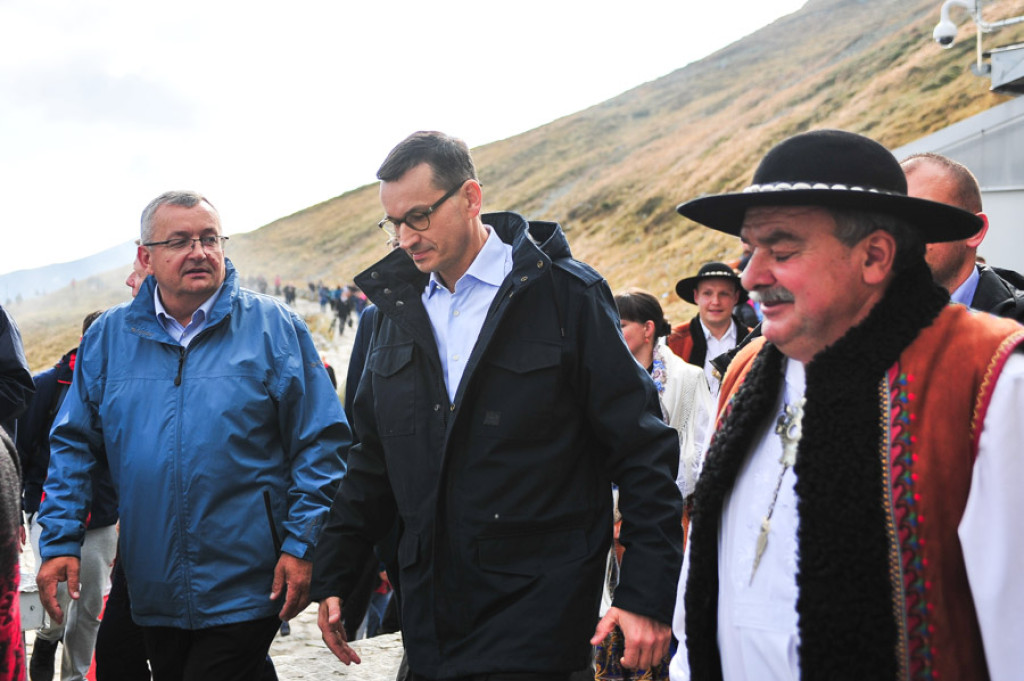 Premier przywozi wyborcze prezenty