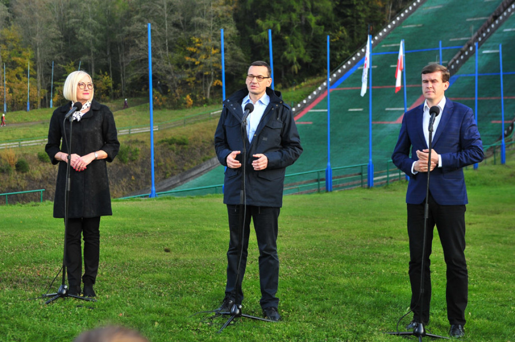 Premier przywozi wyborcze prezenty
