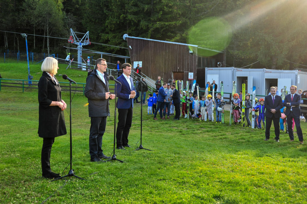 Premier przywozi wyborcze prezenty
