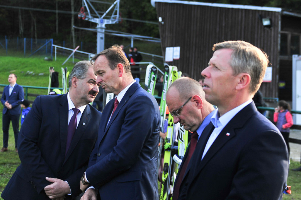 Premier przywozi wyborcze prezenty