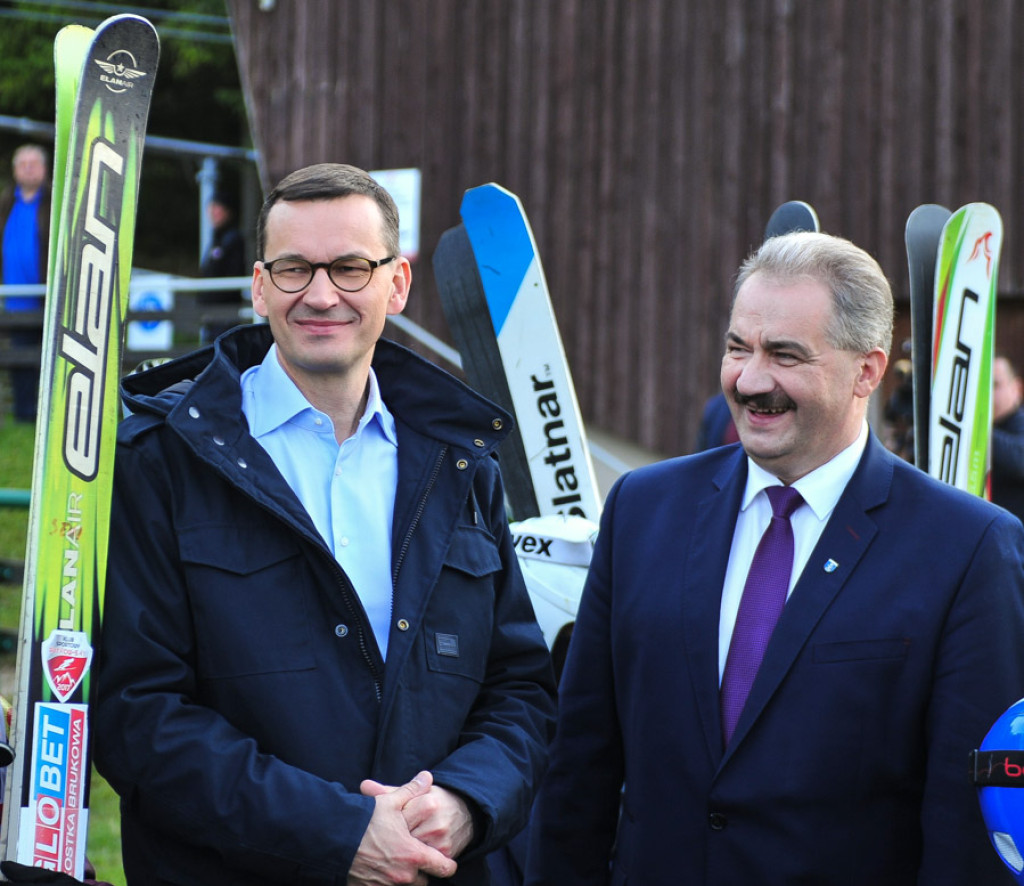 Premier przywozi wyborcze prezenty