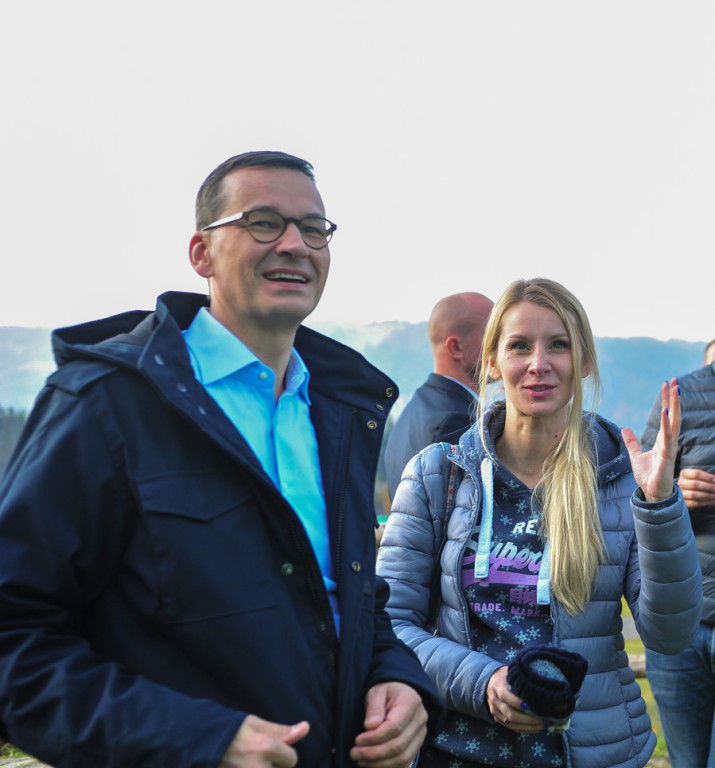 Premier przywozi wyborcze prezenty