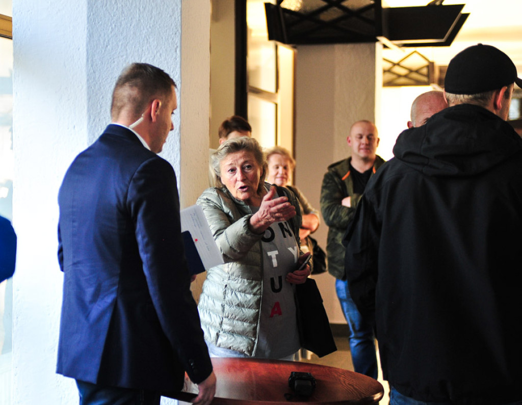 Premier przywozi wyborcze prezenty