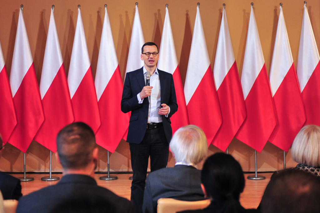 Premier przywozi wyborcze prezenty