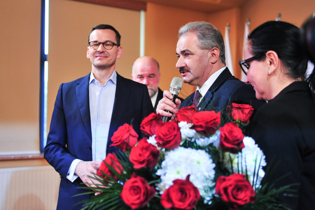 Premier przywozi wyborcze prezenty