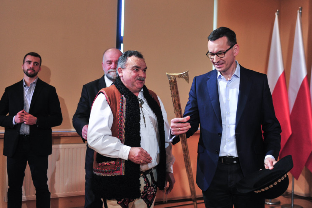 Premier przywozi wyborcze prezenty