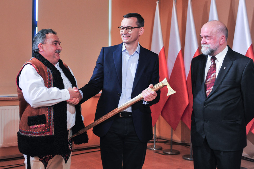 Premier przywozi wyborcze prezenty