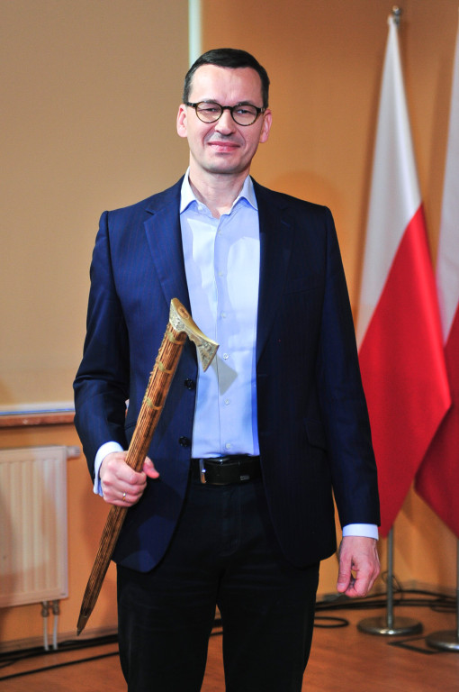 Premier przywozi wyborcze prezenty