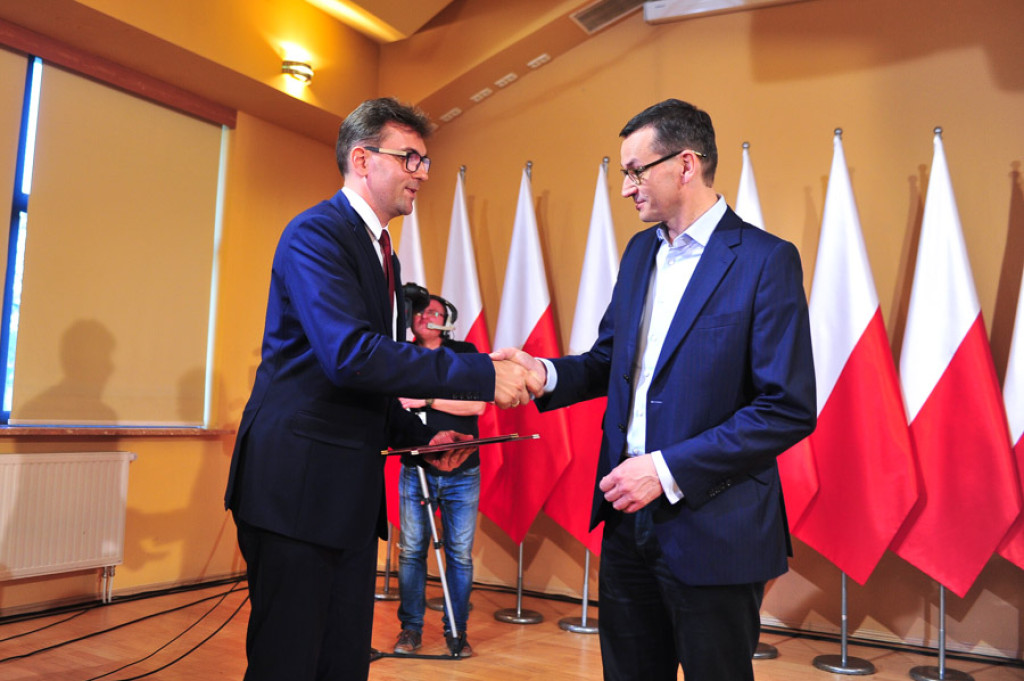 Premier przywozi wyborcze prezenty