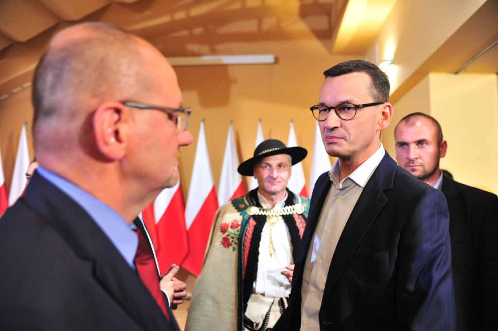 Premier przywozi wyborcze prezenty