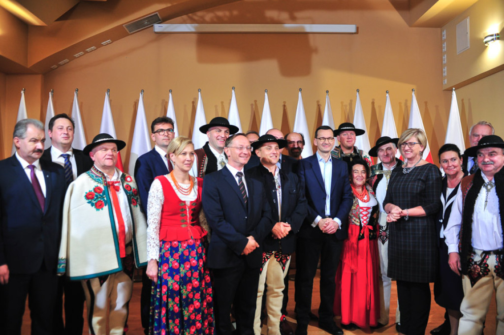 Premier przywozi wyborcze prezenty