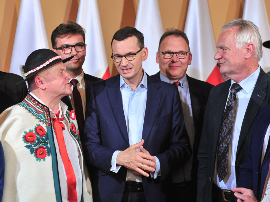 Premier przywozi wyborcze prezenty