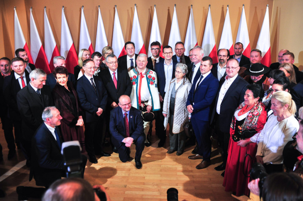 Premier przywozi wyborcze prezenty