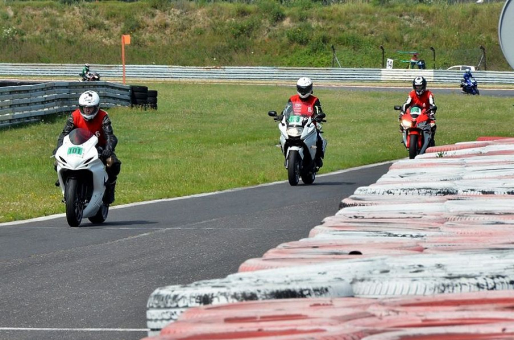 Kobieta na motocyklu