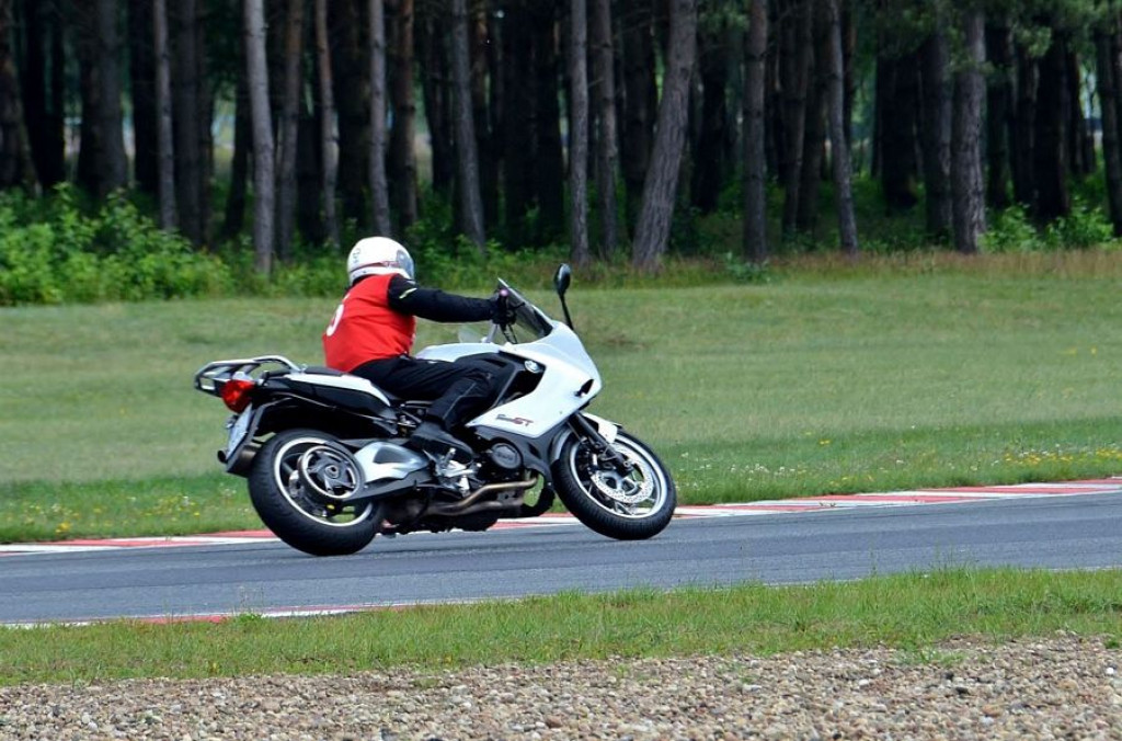 Kobieta na motocyklu