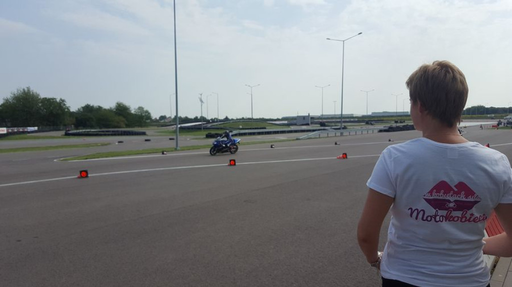 Kobieta na motocyklu
