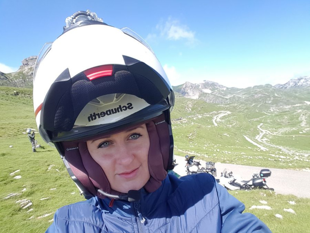Kobieta na motocyklu