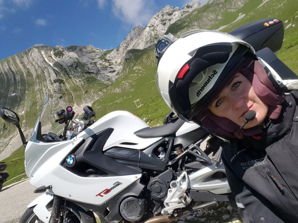 Kobieta na motocyklu