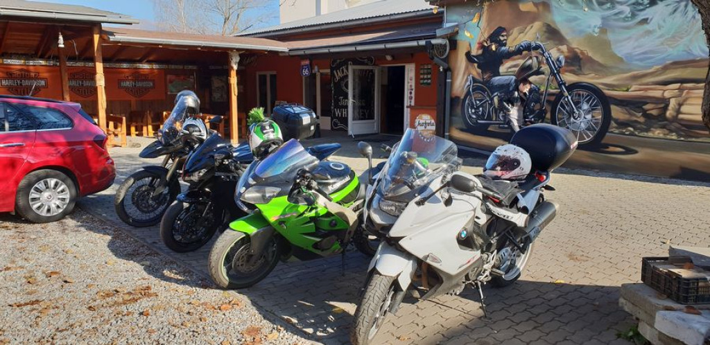 Kobieta na motocyklu