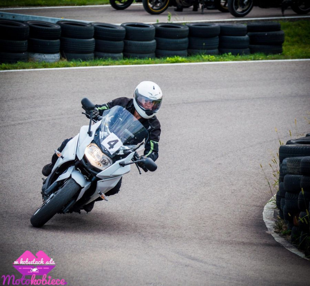 Kobieta na motocyklu