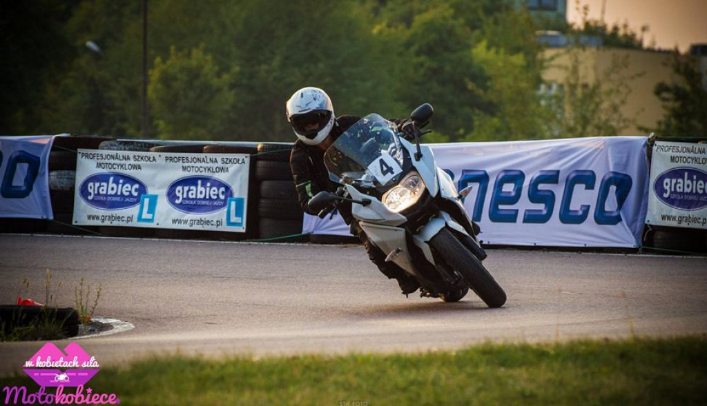 Kobieta na motocyklu