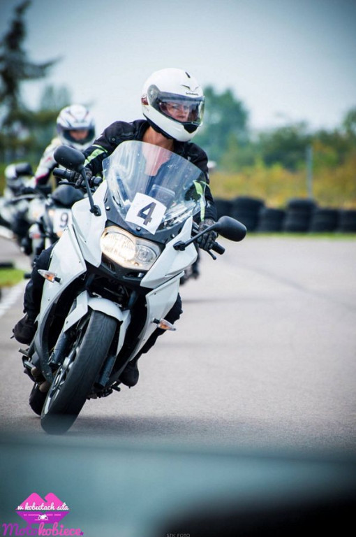Kobieta na motocyklu
