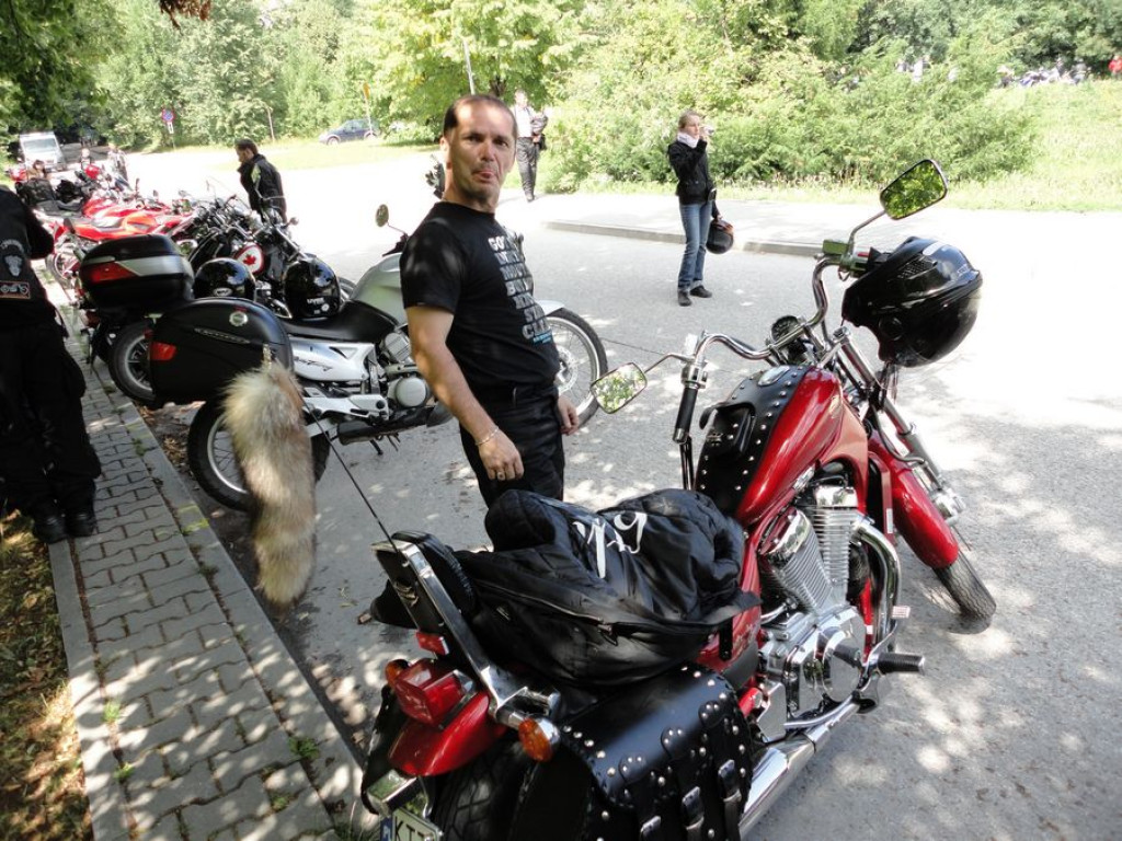 Kobieta na motocyklu