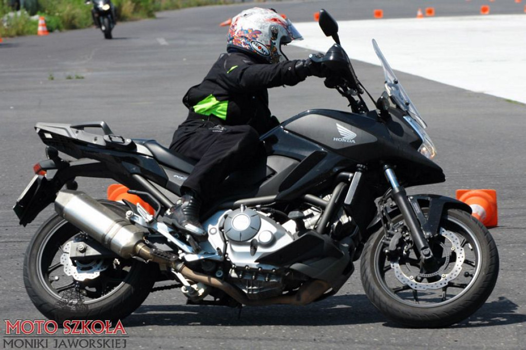 Kobieta na motocyklu