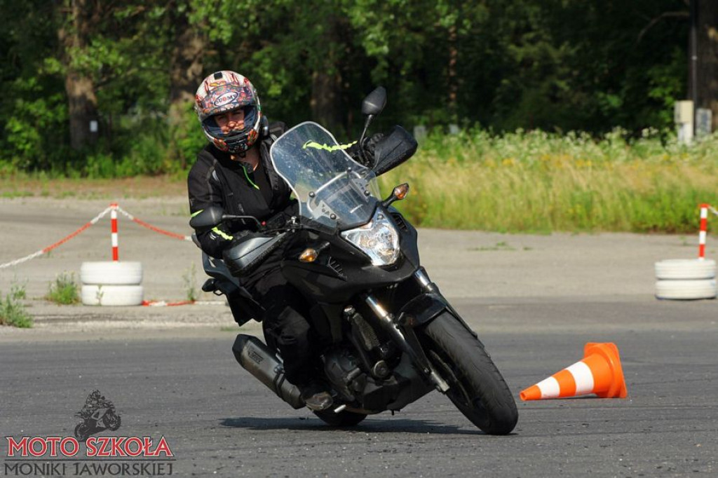 Kobieta na motocyklu