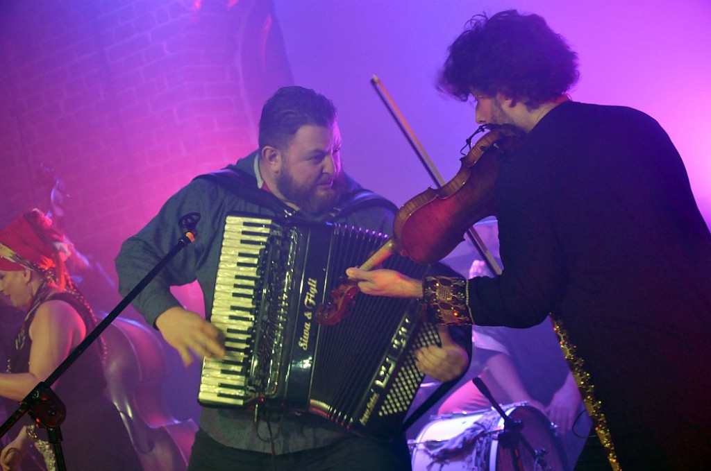 Dikanda i Marko Kukobat w Dworcu Tatrzańskim