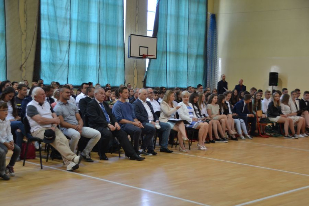 Pierwsi sportowi absolwenci