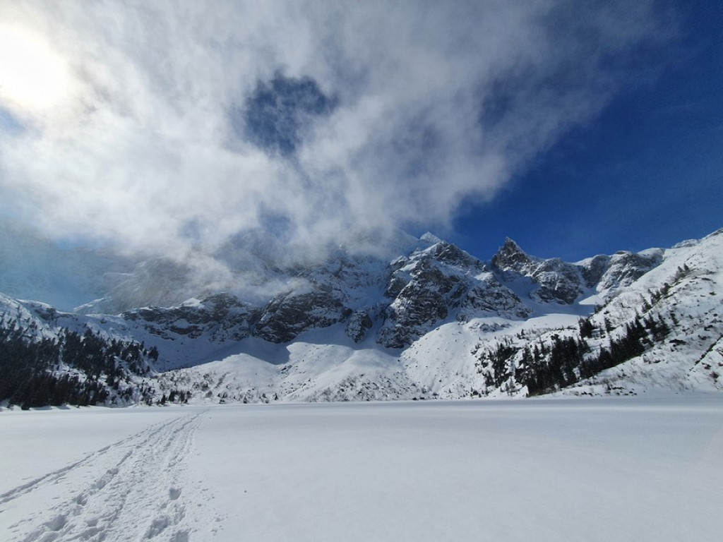Morskie Oko i Czarny Staw w zimowej scenerii