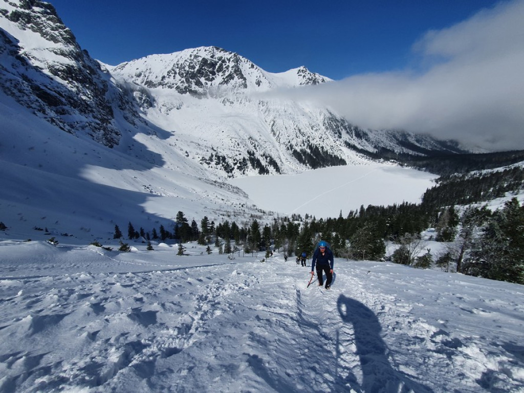 Morskie Oko i Czarny Staw w zimowej scenerii