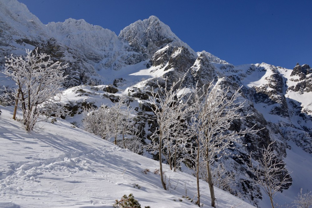 Morskie Oko i Czarny Staw w zimowej scenerii