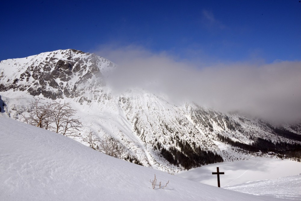 Morskie Oko i Czarny Staw w zimowej scenerii