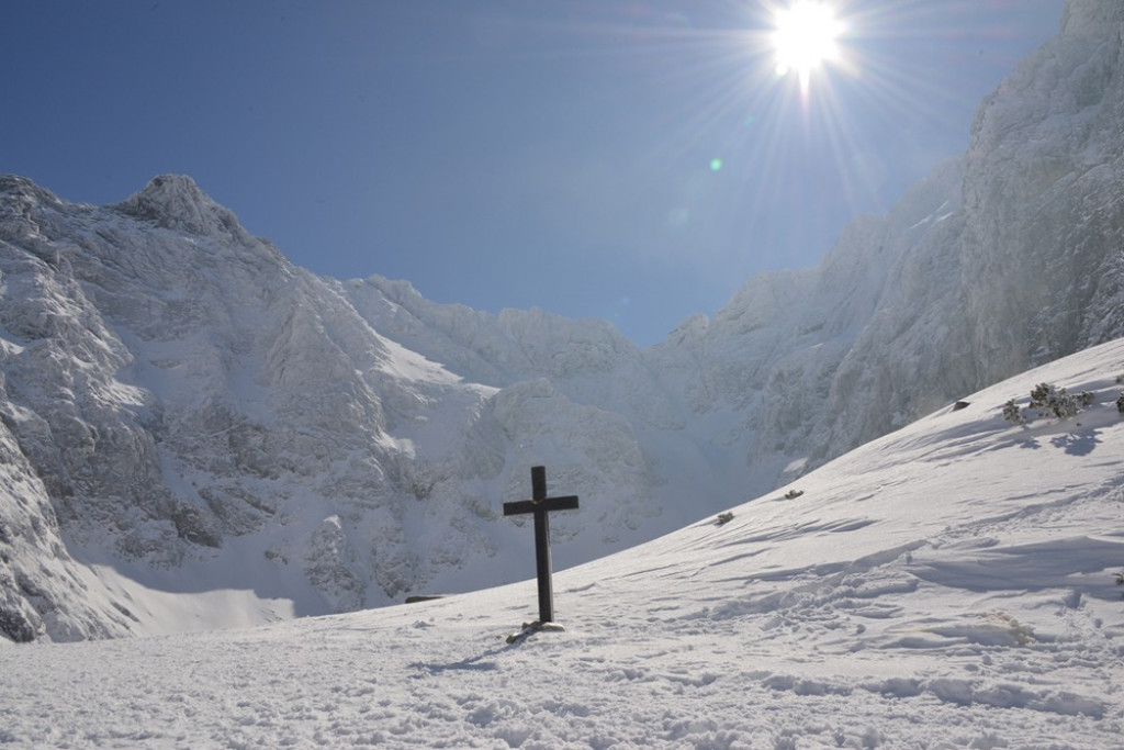 Morskie Oko i Czarny Staw w zimowej scenerii