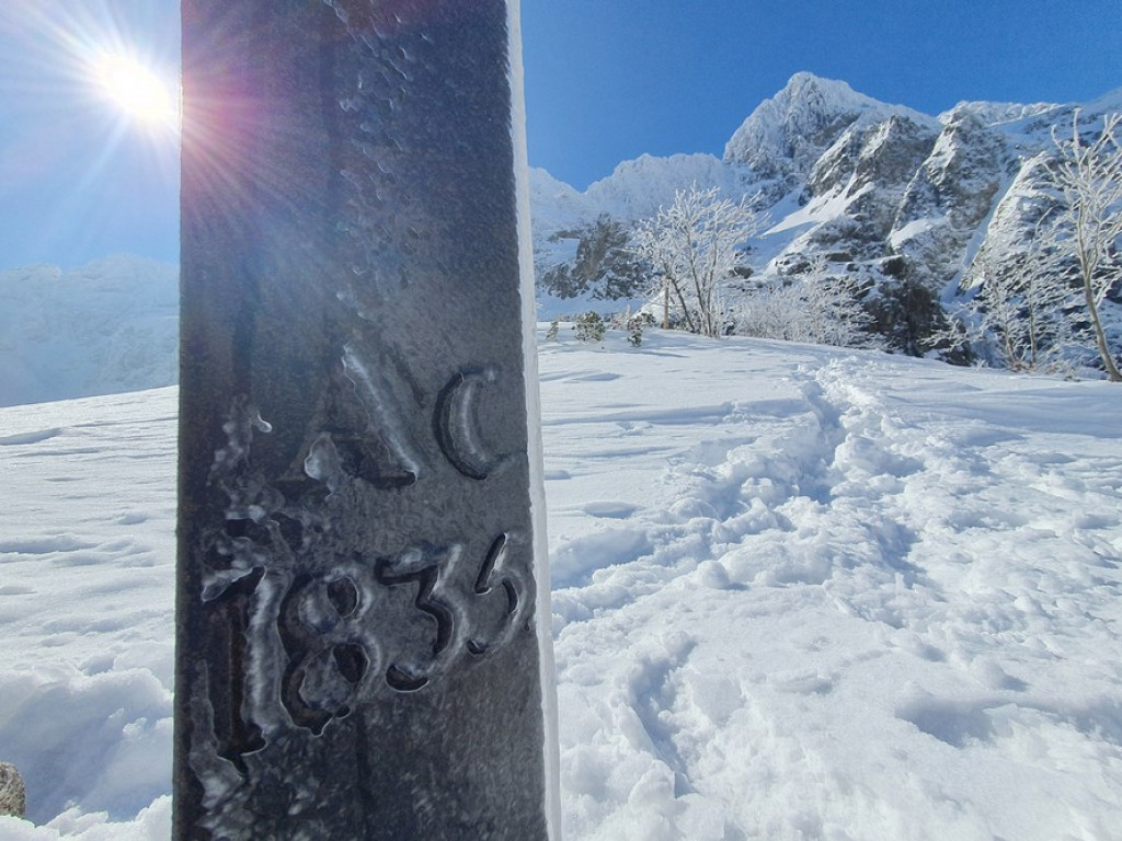 Morskie Oko i Czarny Staw w zimowej scenerii