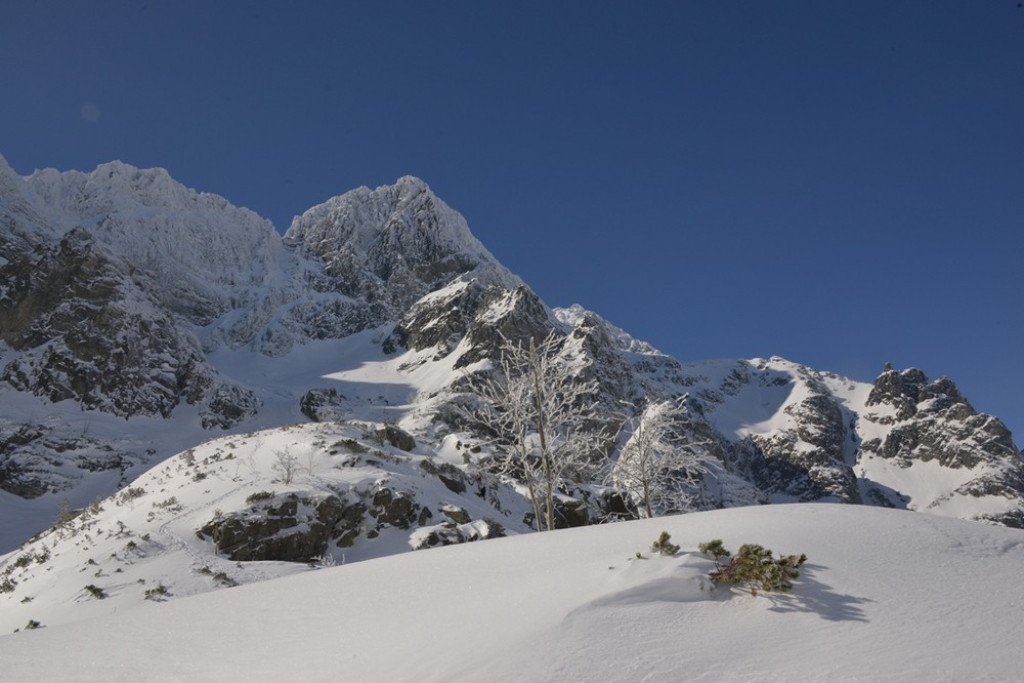 Morskie Oko i Czarny Staw w zimowej scenerii